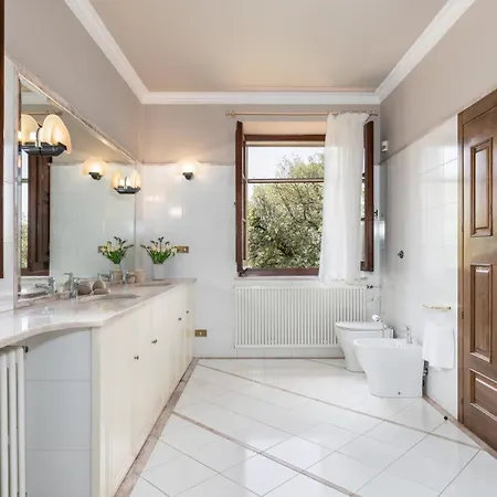 La Monarca 16, Emma Villa Torrita di Siena