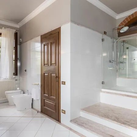 Villa La Monarca 16, Emma