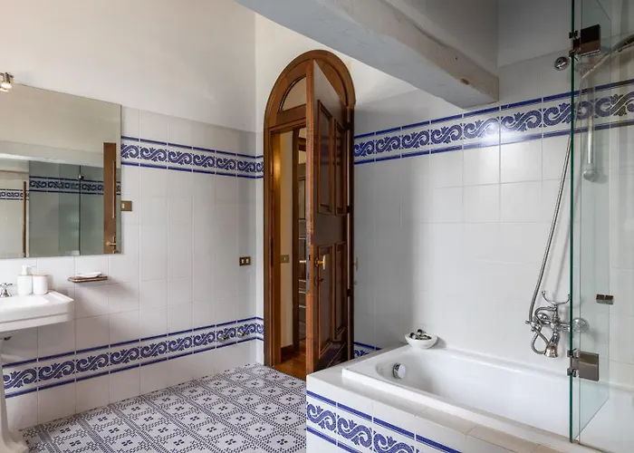 Villa La Monarca 16, Emma